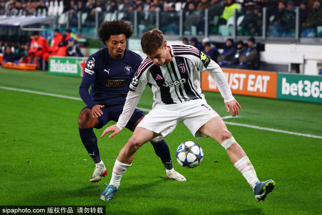 皇冠皇冠代理平台_尤文图斯换人风波：斯帕莱蒂与洛卡特利的短暂交流背后的战术考量