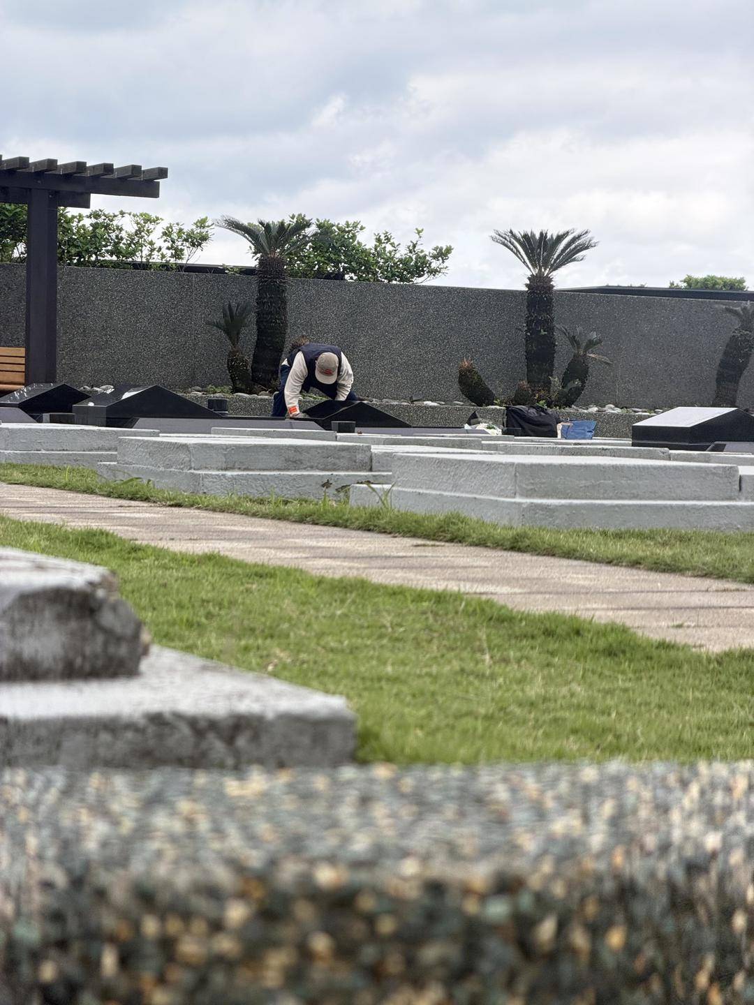 皇冠客服_网友墓园偶遇具俊晔皇冠客服，为已故妻子大S擦拭墓碑