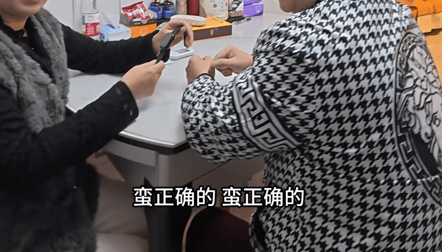 皇冠如何代理_父母花84元网购“神奇手表”皇冠如何代理，儿子发现能测万物：猫咪血糖5.9，吸尘器血糖7.4，父母：下次不买了