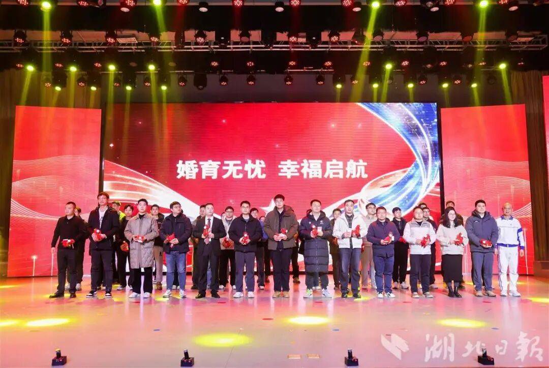 信用网如何申请_湖北小两口：上午领证信用网如何申请，下午到账1万元！